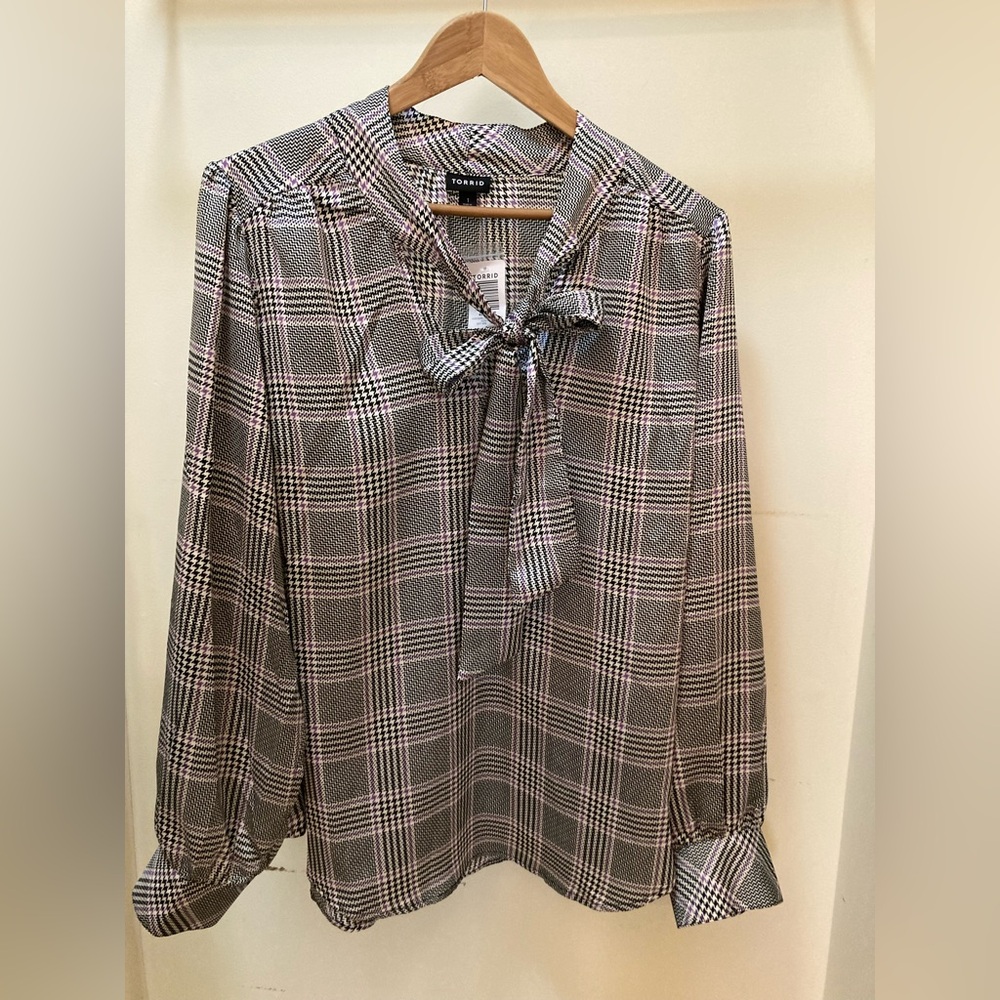 👚 Torrid  Studio Bubble Satin Bow Tie Blouse size 1X. NWT * Very Professional*